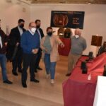 La alcaldesa de Talavera pone en valor la exposición de radios históricas de Marcelino Santos como parte de “nuestra memoria social”