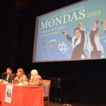 La alcaldesa asiste a la presentación del 35º facsímil de Mondas en el que Ángel Ballesteros hace un repaso de más de un siglo de tradición