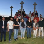 Tita García Élez entrega a la Soldadesca de Gamonal el bastón de Mondas de 2023 dedicado a esta formación con más de 120 años de historia