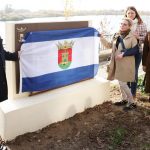 El alcalde Jose Julian Gregorio inaugura el mural dedicado al Padre Juan de Mariana Paseo de las Letras Talavera de la Reina scaled