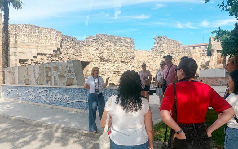 La semana de las Santas Alfareras 2026 cierra sus actividades con una ruta turística por los murales, el patrimonio y el Museo de Cerámica Ruiz de Luna