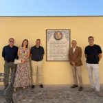 El alcalde inaugura dos nuevos paneles cerámicos dedicados a Fernando de Rojas y Miguel de Cervantes